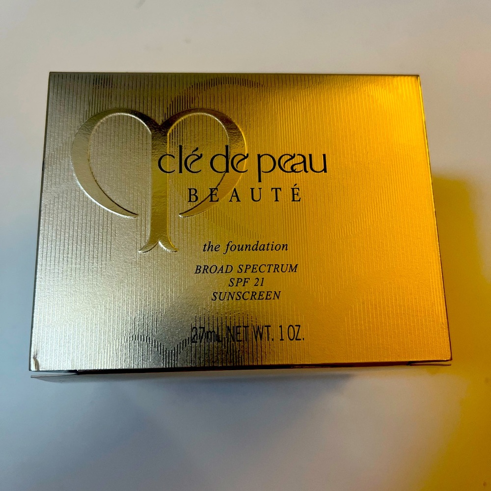 Cle de peau the foundation B10